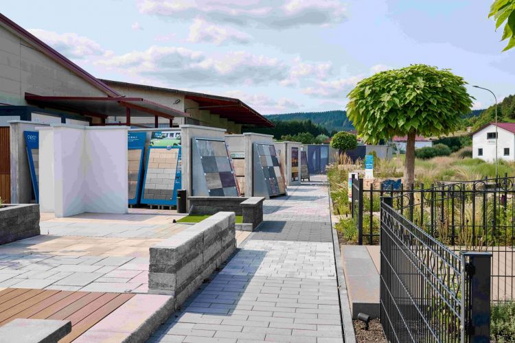 Die Terrassenausstellung bietet vielfältige Auswahl von Sichtschutz, Pflastersteinen und Terrassenbelägen - Kronach