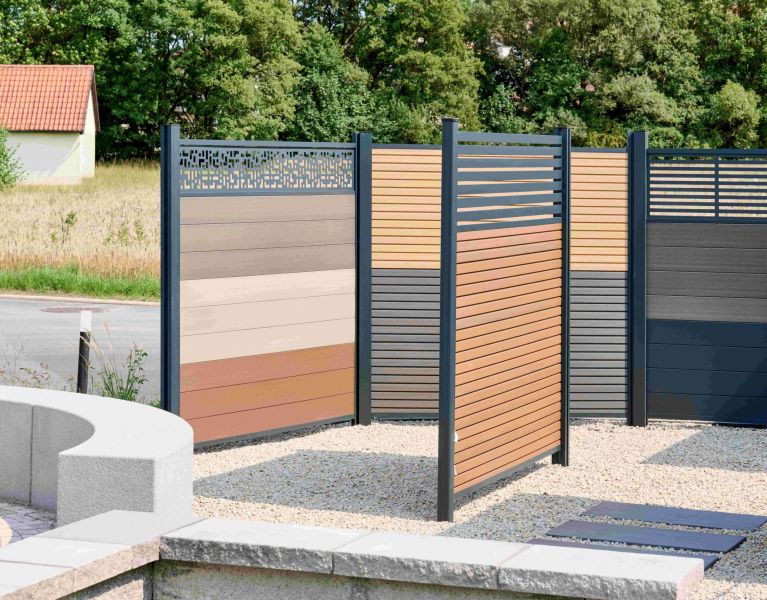 Moderne und zeitlose Sichtschutzelemente in der Terrassenausstellung in der Nähe von Coburg
