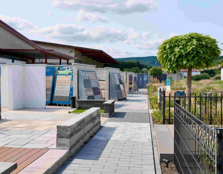 Die Terrassenausstellung bietet vielfältige Auswahl von Sichtschutz, Pflastersteinen und Terrassenbelägen - Kronach