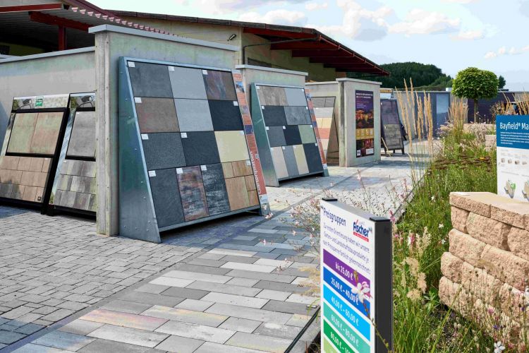 Verschiedenste Terrassenbeläge in der Ausstellung bei Sonneberg